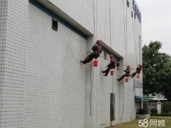 高空作業(yè)證與外墻施工安全 蜘蛛人、打膠防水與吊籃租賃的行業(yè)解析